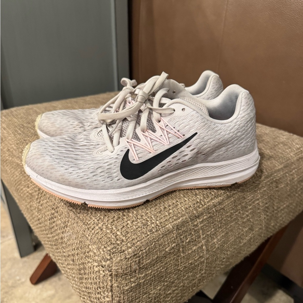 Nike zoom winflo5 - womens sz8. Grey /white/pink